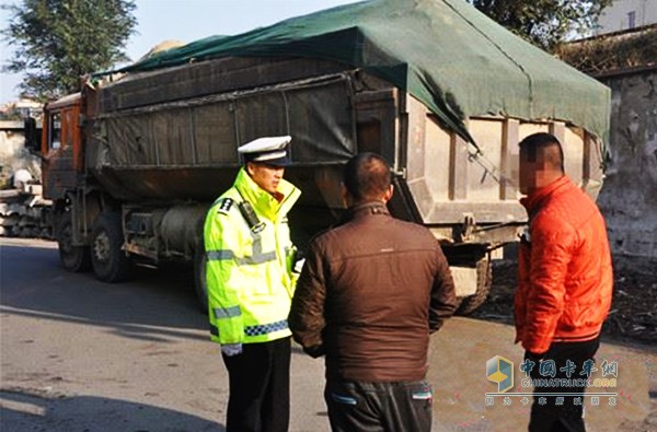 11月2日，煙臺市交警二大隊民警在轄區(qū)路段巡邏時，查處了兩輛組隊運輸沙土的重型自卸貨車，經(jīng)過磅，該兩輛車拉的沙土比核定載質(zhì)量超了4倍還多，而且車內(nèi)還配有報話機，至于用途不言自明。