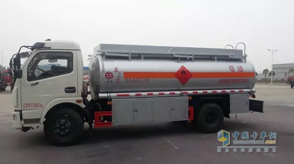 供液車因?yàn)橥庥^和流動(dòng)加油車運(yùn)油車等油罐車實(shí)在是非常相似，很多人都分不清楚，甚至不仔細(xì)看的話交警路政等都不太容易分清。顧名思義供液車就是固井施工時(shí)提供液源的供液設(shè)備。