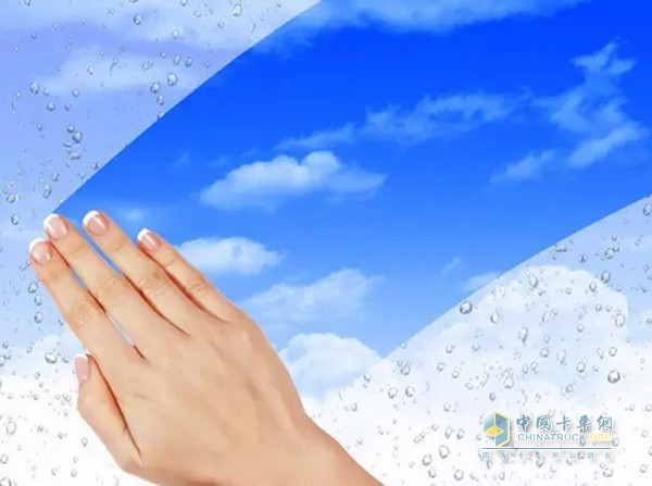 　“防霧劑”自己也可以勾兌哦。方法在這里：洗滌靈和水的比例在1：10左右，然后用脫脂棉或干凈柔軟的布蘸著它涂抹于前后風(fēng)擋玻璃內(nèi)側(cè)上即可。