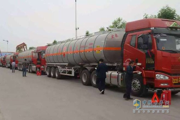 解放J6P領(lǐng)航?；?60馬力危化品牽引車