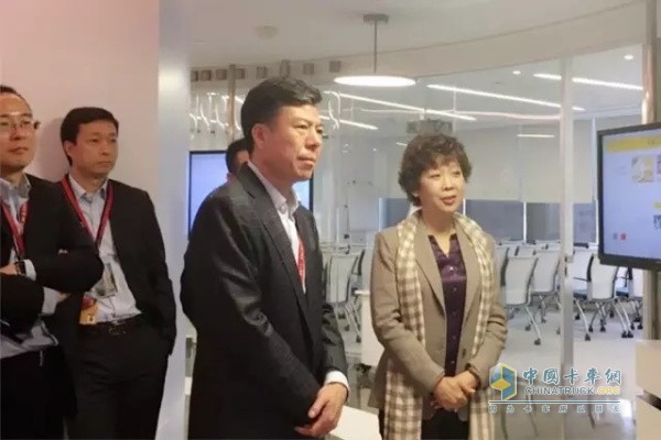 法士特董事長(zhǎng)嚴(yán)鑒鉑訪問(wèn)殼牌（上海）公司
