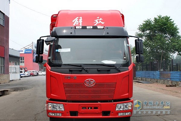 解放J6L 180馬力載貨車