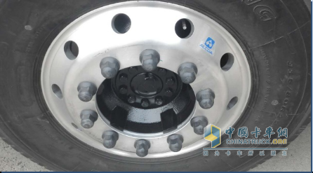 前輪采用斷面寬315mm輪胎，方向更穩(wěn)