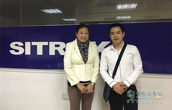 華信長城物流運輸有限公司趙總與經銷商合影