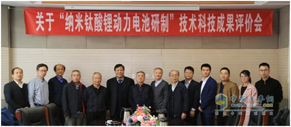 銀隆集團董事長魏銀倉與評審會全體專家合影留念