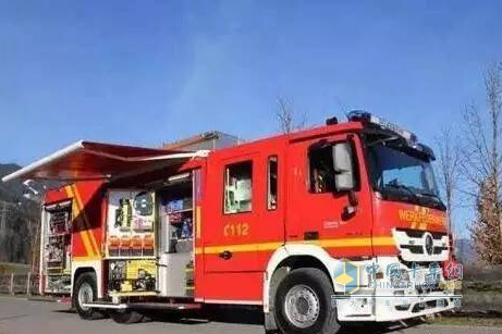 安普全新工業(yè)消防救援車交付戴姆勒集團