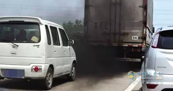 車輛在正常使用條件下不會冒黑煙，只有在超負(fù)荷工作時柴油發(fā)動機才會冒黑煙。