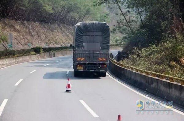 在路線較為曲折彎道多的情況下，切記不能關(guān)閉鑰匙電源，必須等車輛停穩(wěn)才能熄火