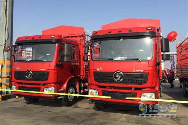 會(huì)場(chǎng)外德龍L3000載貨車