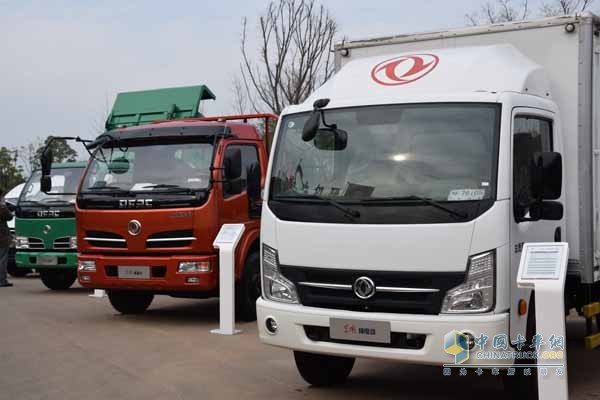 現(xiàn)場(chǎng)展示十余臺(tái)車，大氣又漂亮