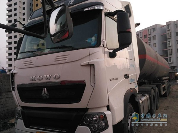 中國(guó)重汽H0W0-T7H牽引車搭載MC11發(fā)動(dòng)機(jī)，節(jié)油更高效