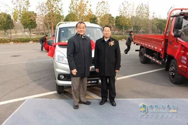 江蘇省汽車摩托車運動聯(lián)合會執(zhí)行主席華洪興和福田商用車集團(tuán)副總裁、輕型商用車業(yè)務(wù)總監(jiān)趙建民與奧鈴T3新品合影