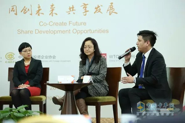 沃爾沃集團(tuán)中國區(qū)公共事務(wù)及傳訊副總裁黃錚(右一)分享沃爾沃集團(tuán)的可持續(xù)發(fā)展理念