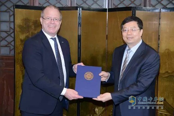 沃爾沃集團(tuán)總裁兼首席執(zhí)行官馬丁·倫德斯泰與清華大學(xué)校長邱勇