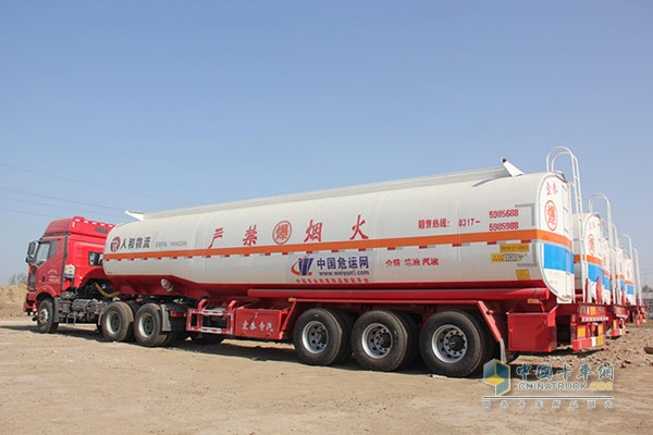 60多臺(tái)解放J6P危化品牽引車(chē)