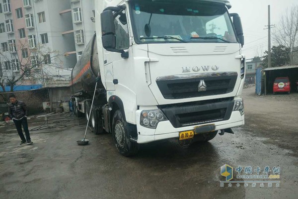 鄧玉剛的HOWO—T7H?；愤\(yùn)輸車