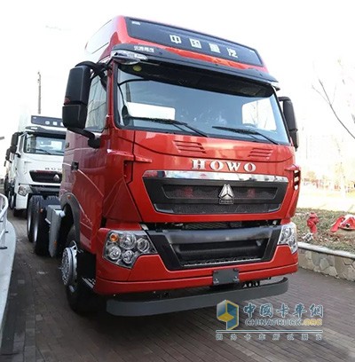 中國重汽HOWO- T7H 440馬力6×4危化品牽引車