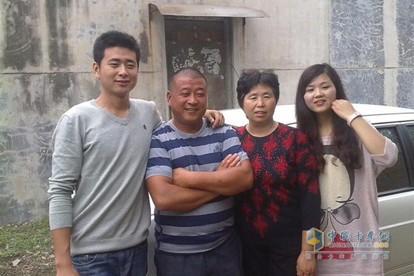 老仇夫婦和一對(duì)兒女