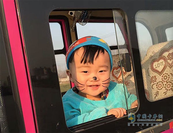 “小小仇，生日快樂，爸爸愛你”