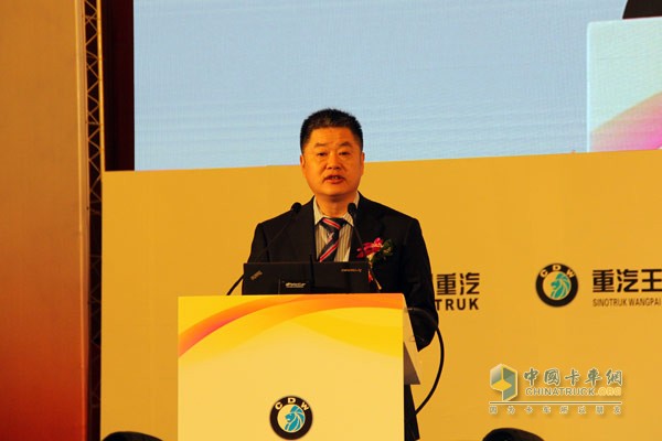 中國重汽集團(tuán)副總經(jīng)理、中國重汽集團(tuán)成都王牌商用車有限公司董事長童銀根致辭