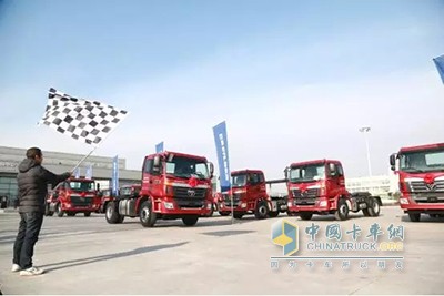 福田戴姆勒汽車與重慶萬(wàn)強(qiáng)物流交車儀式現(xiàn)場(chǎng)