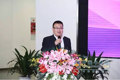 重慶萬(wàn)強(qiáng)物流總經(jīng)理張培先生發(fā)言