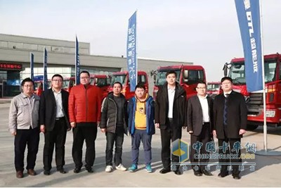 福田戴姆勒汽車與重慶萬(wàn)強(qiáng)物流相關(guān)領(lǐng)導(dǎo)合影留念