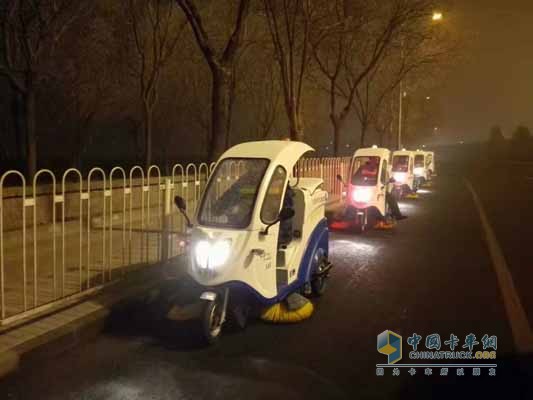 1月1日清晨五點(diǎn)，“城市勤務(wù)兵系列”之微型三輪收掃車在西南三環(huán)輔路進(jìn)行清掃保潔作業(yè)