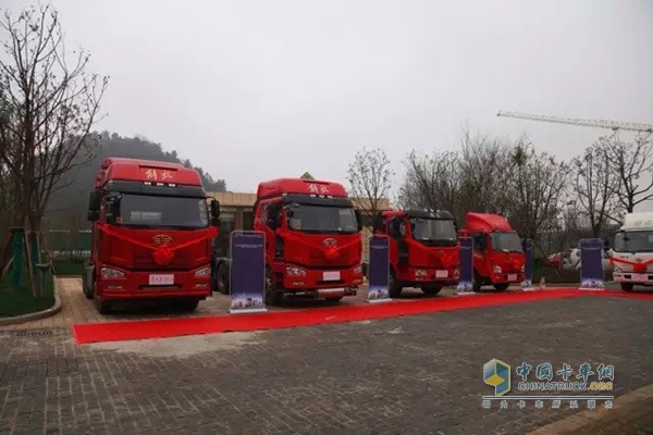 配有液力緩速器的領(lǐng)航版與6X2平頭危險品車、4X2平頭載貨車