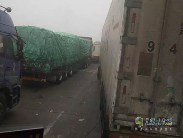 因霧霾被困在高速上，已被困 32 個小時，溫度零下 5 度