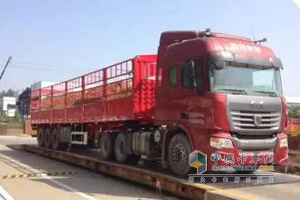 2017 M型新款輕量化高強(qiáng)度鋼倉柵式運(yùn)輸半掛車