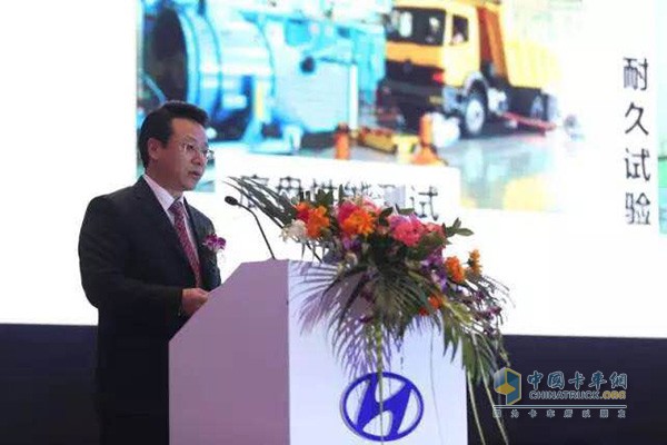 四川現(xiàn)代汽車有限公司常務(wù)副總經(jīng)理李永明做經(jīng)營工作報(bào)告