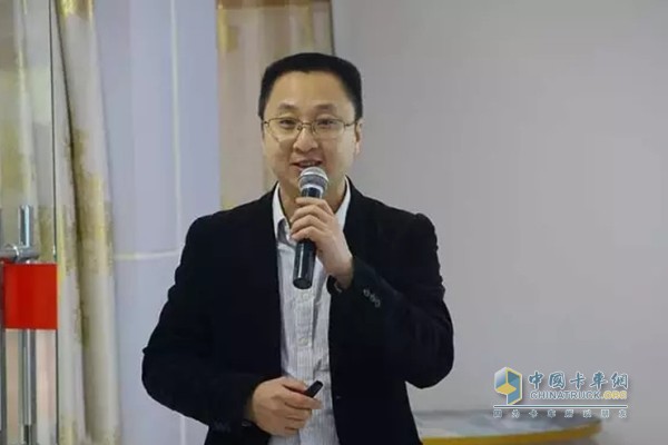 慶鈴重型車銷售部部長羅陳先生對(duì)產(chǎn)品進(jìn)行介紹