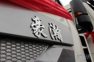 強強聯(lián)手 中國重汽50臺豪翰轎運車交付長久物流