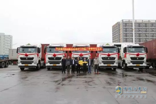 5臺(tái)中國(guó)重汽豪沃T7H6×4牽引車交付廈門港務(wù)
