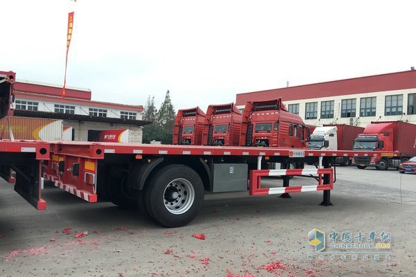 重汽聯(lián)手五岳打造的T5G單軸掛車(chē)