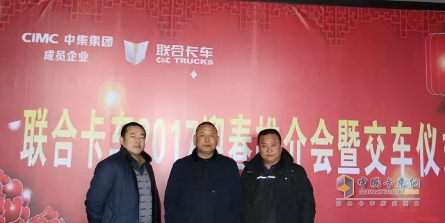 自左向右：攪拌站負(fù)責(zé)人王世波、棗陽成立建筑公司總經(jīng)理張成立、中瑞通總經(jīng)理張正國(guó)