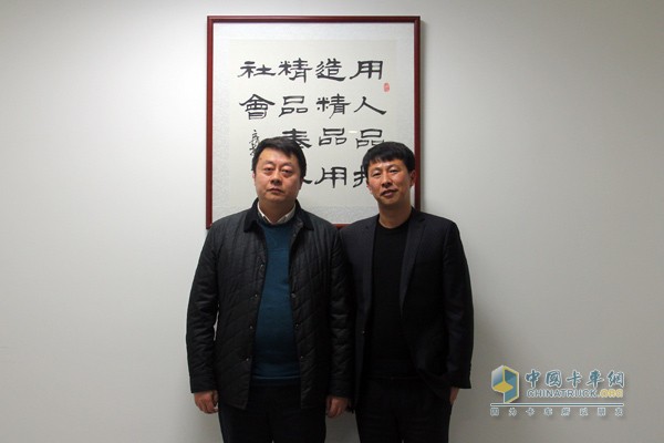 中國(guó)重汽銷(xiāo)售部魯北分公司總經(jīng)理苗志強(qiáng)(左)、淄博火炬汽車(chē)銷(xiāo)售服務(wù)有限公司總經(jīng)理祁琨(右)