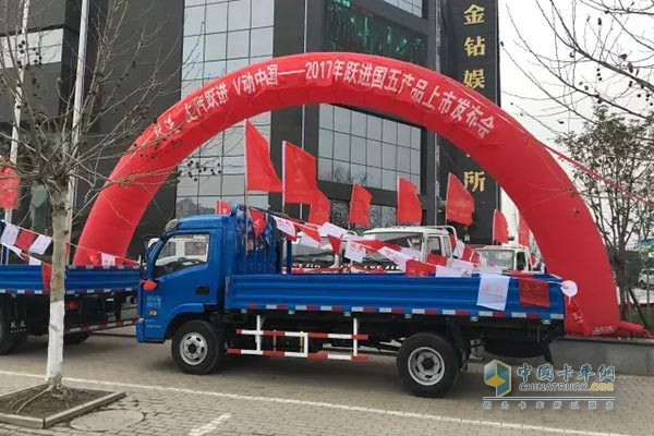 上汽躍進室外展車