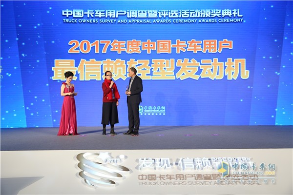 福田康明斯客戶支持總監(jiān)馬驥現(xiàn)場(chǎng)對(duì)北京兄弟搬家服務(wù)有限公司副總經(jīng)理肖波進(jìn)行產(chǎn)品使用回訪