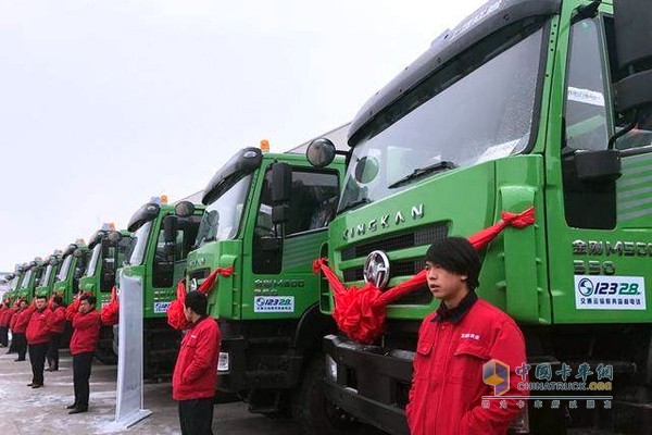 紅巖新型環(huán)保渣土運輸車采用了國五排放標(biāo)準(zhǔn)