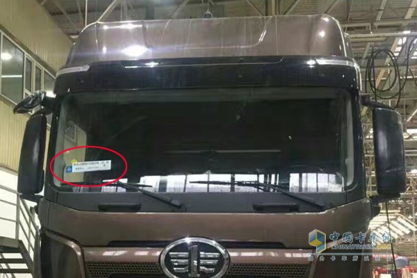 車輛左上角貼有車輛信息和商代處信息，證明該車即將投放市場