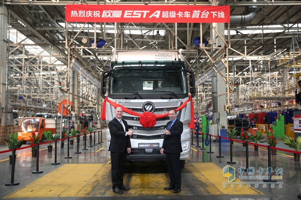 【福田戴姆勒汽車卡車制造與物流副總裁郝漢龍(右)、質(zhì)量副總裁施威爾與首臺歐曼EST超級卡車合影】