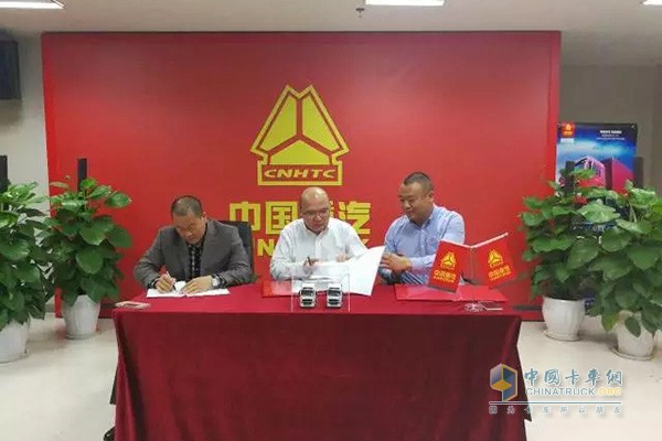 新疆叮叮匯眾購買500臺重汽豪沃系列車輛簽約儀式現(xiàn)場