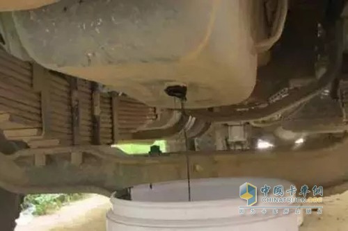  哪些因素導致卡車漏油？