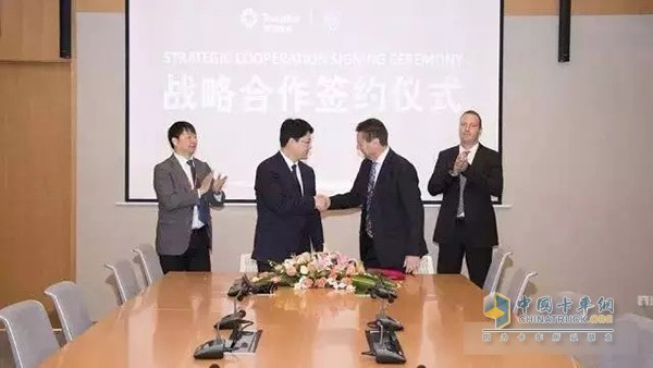 傳化物流集團執(zhí)行總裁徐炎(左二)、斯堪尼亞中國總經(jīng)理Steve Wager(右二)代表雙方簽署戰(zhàn)略合作協(xié)議