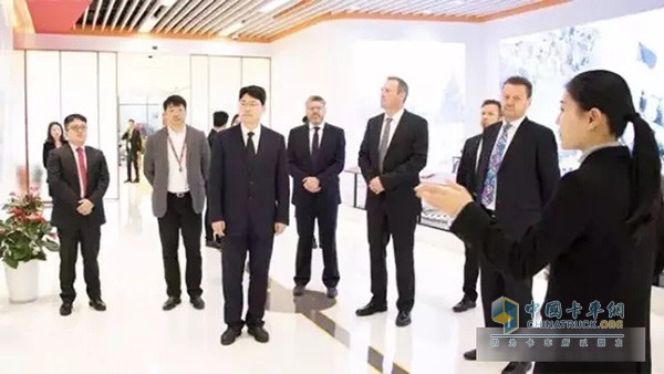 參加此次會議的還有，傳化運聯(lián)科技總經(jīng)理周峰、斯堪尼亞中國公司商務總監(jiān)Ivan Stefanovic、銷售總監(jiān)Staffan Arlebo、售前產(chǎn)品總監(jiān)Mike Jansson、服務總監(jiān)Jens Hennig 、大客戶經(jīng)理Tommy Xu。