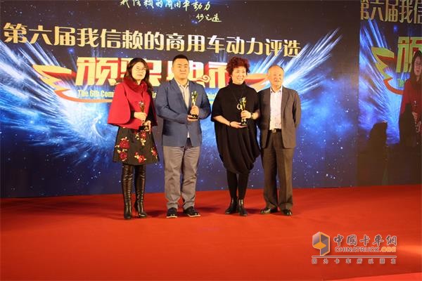 遼陽新風科技有限公司（左二）、蘇州達菲特過濾技術股份有限公司（左一）、凱龍高科技股份有限公司（左三）代表獲得“我信賴的零部件”獎