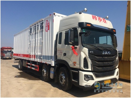 搭載重汽曼技術(shù)MC07發(fā)動機(jī)的格爾發(fā)280馬力6X2載貨車