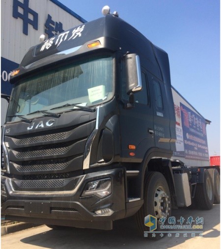 搭載重汽曼技術(shù)MC11發(fā)動機(jī)的格爾發(fā)440馬力6X4載貨車